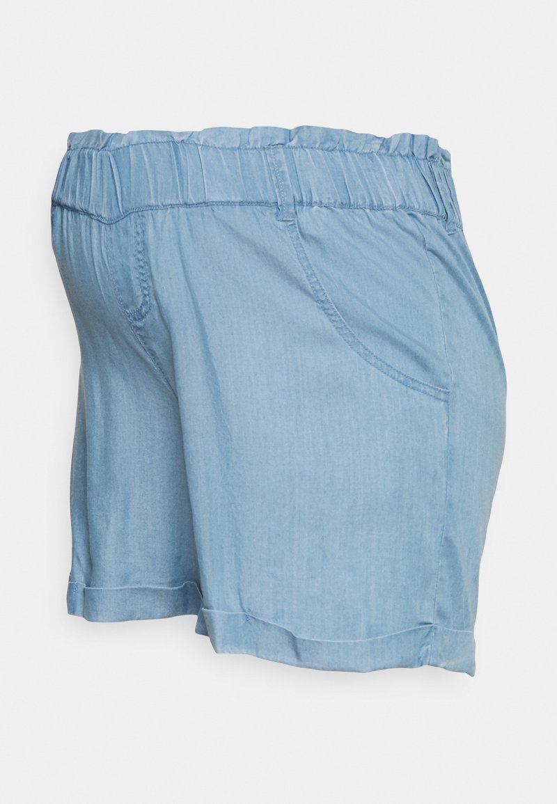 Calções de ganga azul claro com cintura elástica franzida, dois bolsos laterais, bainhas dobradas e uma textura suave.