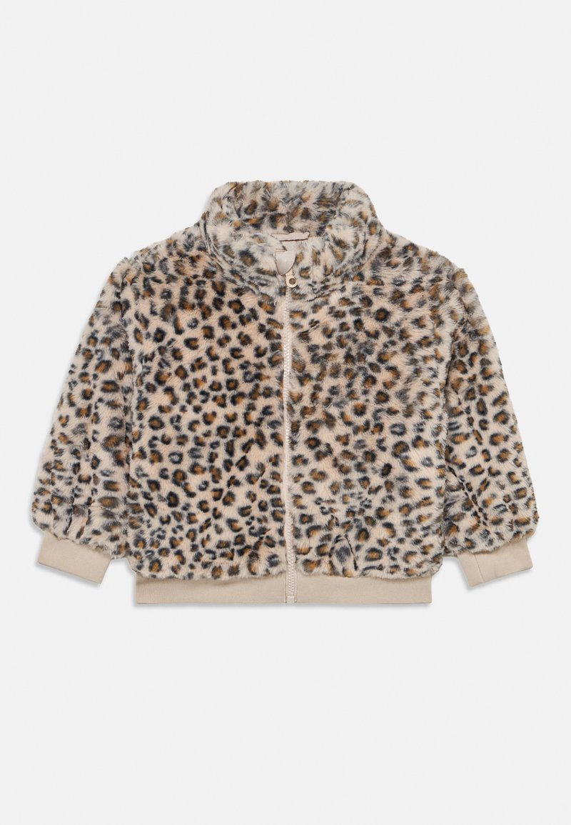 Leoparda raksts žakete, kas izgatavota no mīkstas, pūkainas materia, ar augstu apkakli un rāvējslēdzēju priekšpuskā. Riblētas aproces un apakšmalas gaiši bēšā krāsā.