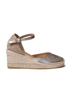 Keil-Espadrille mit silbernem Metallic-Lederzehenbereich und geflochtenem Juteabsatz. Verstellbarer Knöchelriemen und strukturierter Absatzakzent.