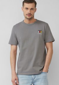 Szara bawełniana koszulka z okrągłym dekoltem i krótkimi rękawami, z kolorowym haftem butelki ketchupu i musztardy na lewej piersi.