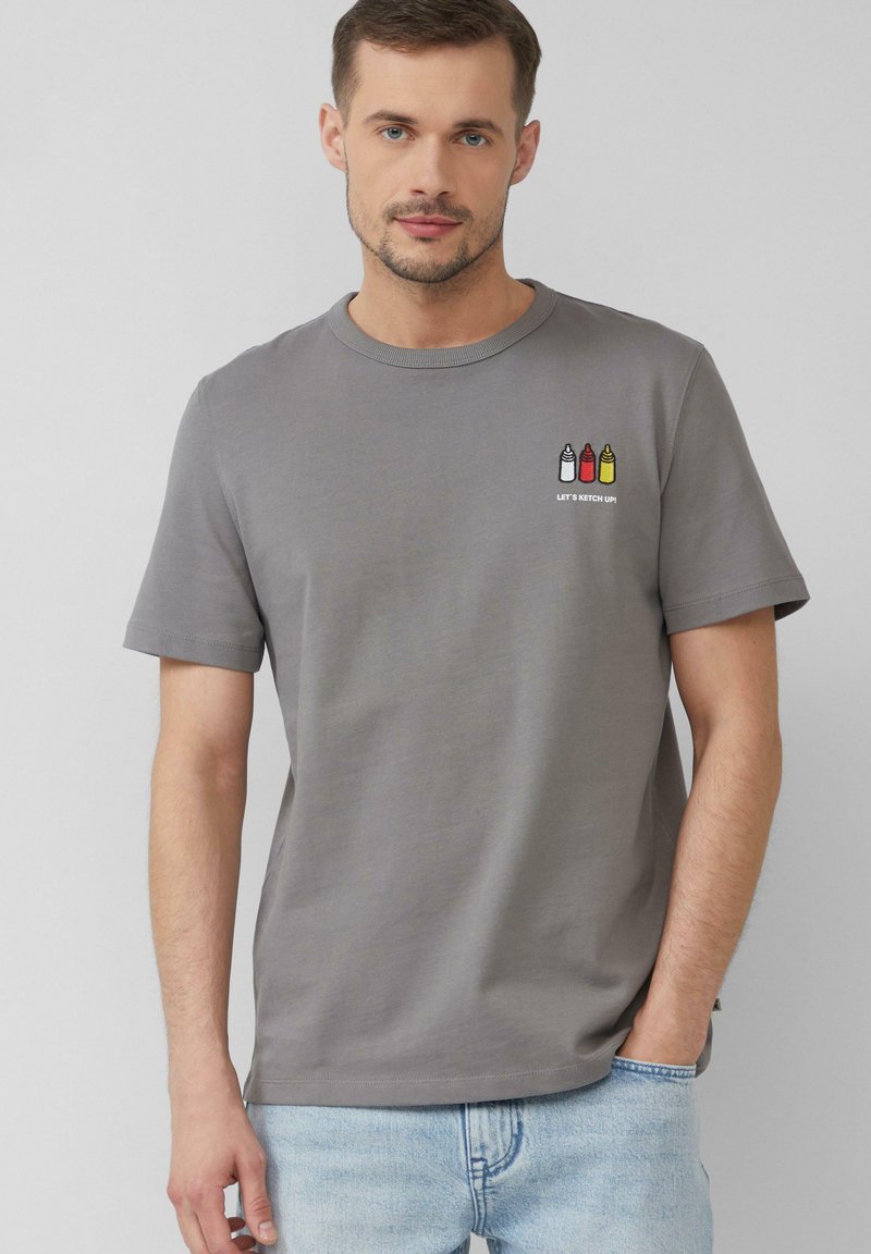 Szara bawełniana koszulka z okrągłym dekoltem i krótkimi rękawami, z kolorowym haftem butelki ketchupu i musztardy na lewej piersi.