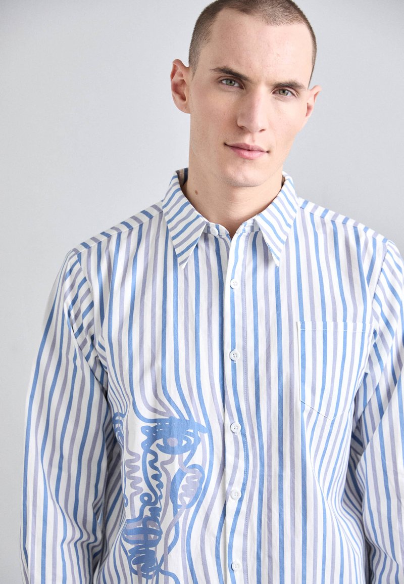 Kidsuper - STRIPED FACE BUTTON UP SHIRT - Camisa - white, Ampliar
