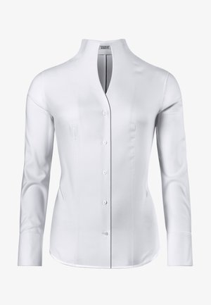 Chemise blanche à manches longues avec col montant, fermeture à boutons et coutures latérales. Le tissu a une texture lisse et polie.