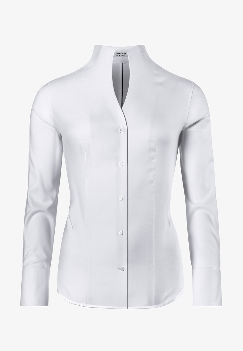 Weiße Langarmbluse mit Stehkragen, Knopfverschluss und Seitennähten. Der Stoff hat eine glatte, polierte Textur.