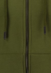 Felpa con zip color verde oliva, caratterizzata da una texture liscia, con zip nera e lacci intrecciati nel cappuccio.