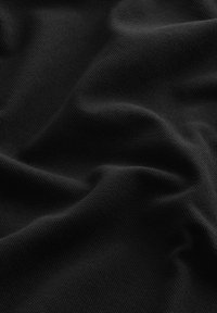 Fekete, textúrált szövet, finom rácsmintával, puha redőzésű és sima felületű, amely ideális különböző ruházati alkalmazásokhoz.