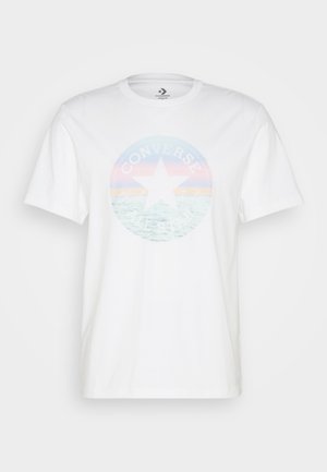 T-shirt blanc à manches courtes avec logo Converse pastel délavé représentant une étoile et des vagues océaniques sur le devant.