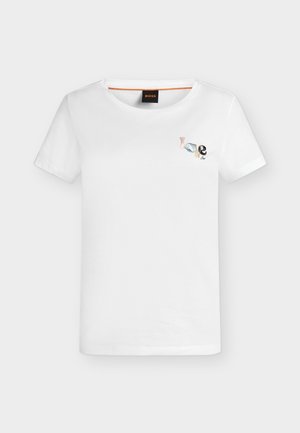 T-shirt blanc à manches courtes avec col rond et petit texte multicolore « Love » sur le haut à gauche de la poitrine, étiquette de marque BOSS à l’intérieur du col.