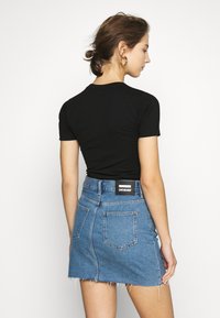 Karl Kani SMALL SIGNATURE TEE - Trükipildiga T-särk - black