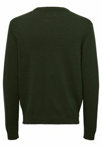 Suéter verde oscuro, cuello redondo, mangas largas, puños y dobladillo acanalados, textura suave, sin patrones visibles ni detalles de hardware.
