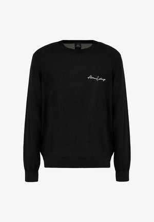 Maglione nero a maglia con maniche lunghe, scollo a girocollo e un logo ricamato bianco sul petto. Texture morbida e vestibilità classica.