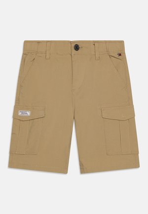 Beżowe szorty typu cargo z elastyczną talią, zapięciem na guzik, kieszeniami bocznymi oraz klapami na obu nogawkach.