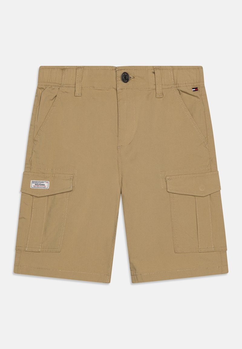 Shorts cargo beiges avec ceinture élastique, fermeture à bouton, poches latérales et poches à rabat sur les deux jambes.