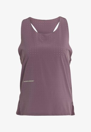 Lila sportos trikó sima felülettel, apró szellőzőlyukakkal, versenyháti kialakítással és logóval az alján.