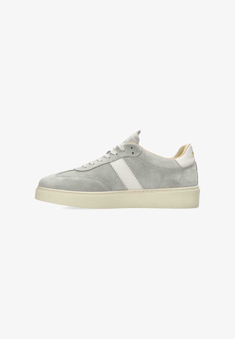 Grijze suède sneakers met een witte streep, ronde neus en platte crèmekleurige zool. Heeft een witte accent aan de achterkant en een traditionele vetersluiting.