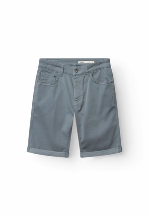 Graue Herren-Chino-Shorts mit Fronttaschen, Gürtelschlaufen, Knopfverschluss und umgeschlagenen Bündchen, flach auf einem weißen Hintergrund ausgelegt.