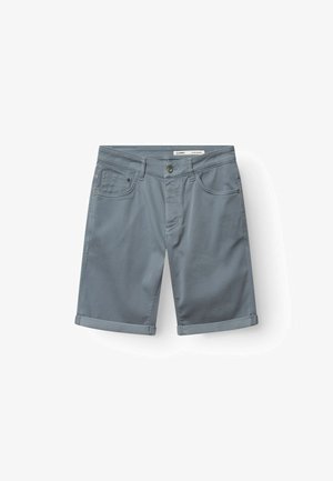 Szürke férfi chino rövidnadrág elülső zsebekkel, övlyukakkal, gombos záródással és felhajtott szegélyekkel, fehér háttéren laposan elhelyezve.