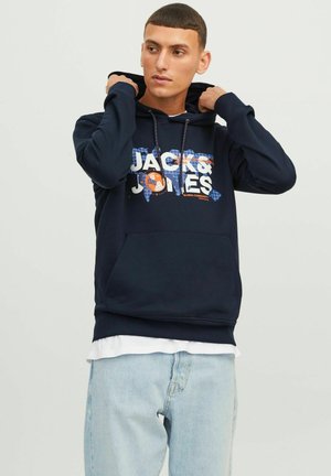 Tamno plavi dukserica od pamuka, s grafičkim printom s natpisom "JACK & JONES." Uključuje prednji džep i kapuljaču s vezicom.