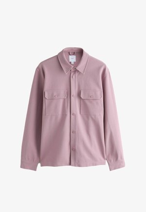 Pitkähihaisen malvanvärisen napillisen paidan kauluksessa on terävä kaulus ja rintakehän molemmilla puolilla läpälliset taskut.