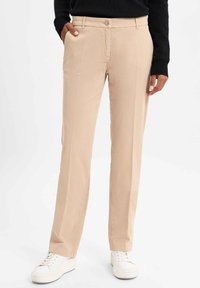 Beige broek gemaakt van katoen of een vergelijkbare stof, met een recht gesneden ontwerp, zijzakken en een knoopsluiting in de taille.