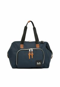 Sac en tissu bleu marine avec des accents en cuir marron, deux poignées sur le dessus, fermeture éclair et poche avant avec un logo et un passepoil contrastant.