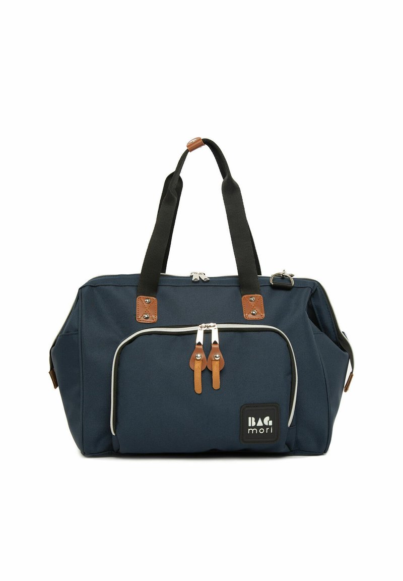 Sac en tissu bleu marine avec des accents en cuir marron, deux poignées sur le dessus, fermeture éclair et poche avant avec un logo et un passepoil contrastant.