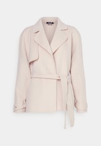 Vaaleanpunainen villakangastakki, jossa on vyö, niitattu kaulus, napilliset hihansuut ja pehmeä pinta. Takissa on rento istuvuus ja hienovaraiset ompelu-yksityiskohdat.