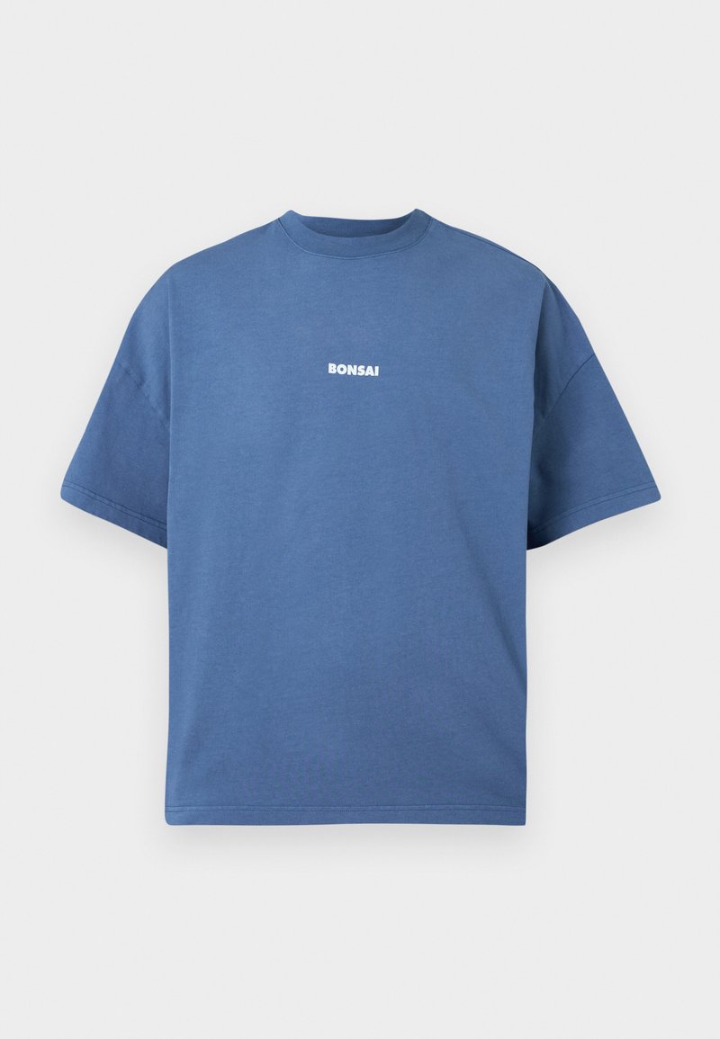 Blaues übergroßes T-Shirt aus Baumwolle. Verfügt über einen runden Halsausschnitt und kurze Ärmel. Der Text "BONSAI" ist in Weiß auf der Vorderseite gedruckt.