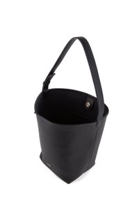 Borsa a secchiello nera in pelle con superficie tessurizzata, manico singolo e chiusura a scatto. Interno non foderato con tasca laterale.