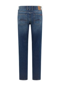 Granatowe dżinsy, prosty krój nogawki, pięć kieszeni, charakterystyczne przeszycia tylnych kieszeni oraz skórzana naszywka w pasie.