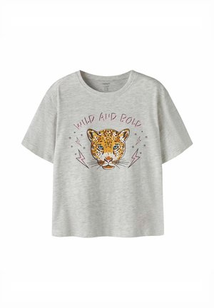 Lys grå kortermet t-skjorte med et leopardansikt, rosa lyn og stjerner, og teksten "VILL OG MODIG" over leoparden.