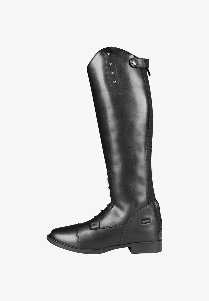 Stivale da equitazione alto nero realizzato in pelle liscia, con punta arrotondata, cerniera laterale e decorazioni in metallo sulla parte superiore dello stivale.