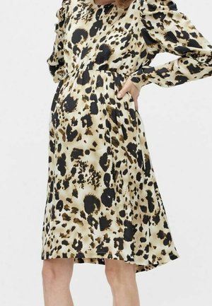Robe à imprimé léopard en tissu léger, avec des manches longues, une taille cintrée et une jupe évasée. La palette de couleurs comprend du beige, du noir et du marron.