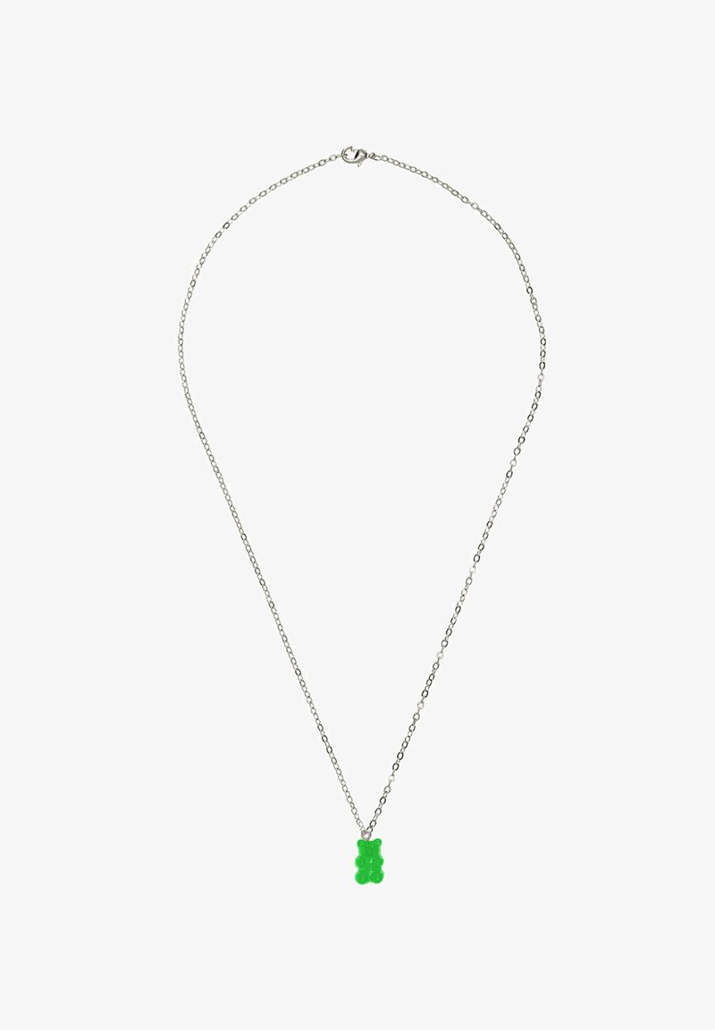 Ciondolo a forma di orsetto di gomma verde su una sottile catena d'argento. Il ciondolo presenta una texture lucida con bordi arrotondati e dettagli ben definiti.