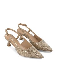 Décolleté beige con punta affusolata, adornati con piccole pietre di strass trasparenti. Presentano un tacco basso a blocco e una cinghia alla caviglia per supporto.