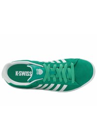 Zelené semišové tenisky K-Swiss s bílými pruhy, bílou podrážkou, zelenými tkaničkami a logem K-Swiss na jazyku a stélce, zobrazené z horního pohledu.