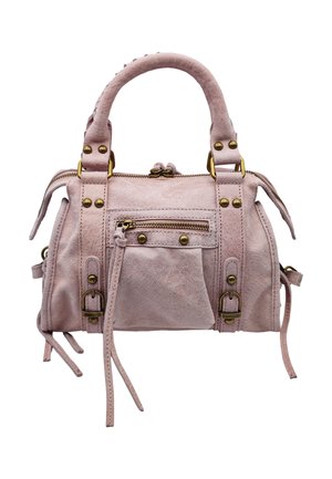 Sac à main en daim rose doux avec double poignée supérieure, poche zippée avant, clous en laiton, boucles et lanières en cuir décoratives.