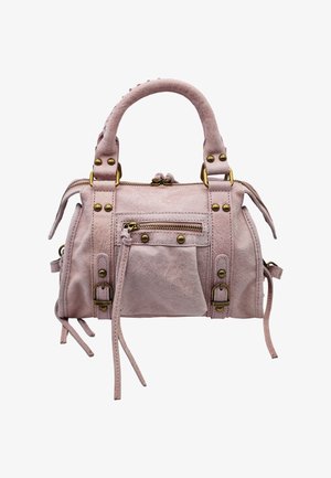 Sac à main en daim rose doux avec double poignée supérieure, poche zippée avant, clous en laiton, boucles et lanières en cuir décoratives.