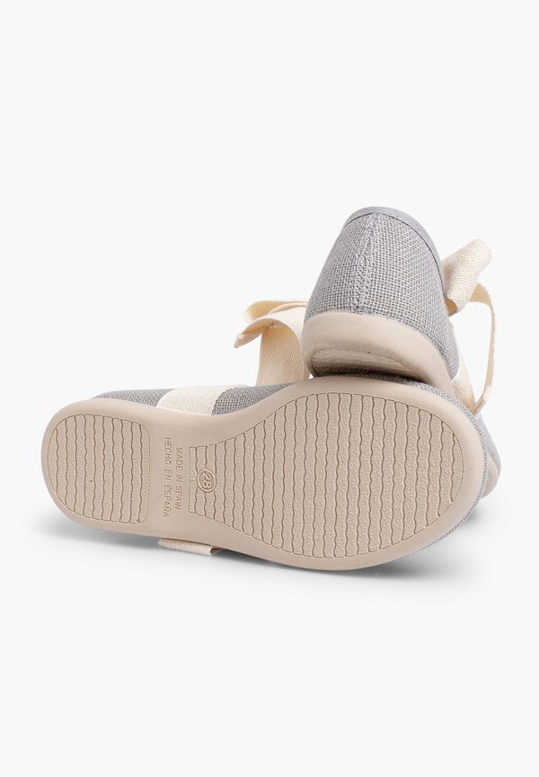 MERCEDITA LINO CON LAZO CRUDO – Klassischer Ballerina – gris