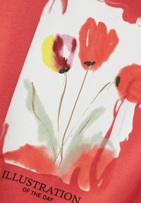 Indumento corallo con un'illustrazione floreale di fiori rosa, rossi, gialli e foglie verdi, su uno sfondo bianco, con testo nero sottostante.