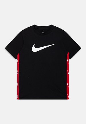 Schwarzes Nike-T-Shirt mit kurzen Ärmeln, großem weißen Swoosh auf der Brust und roten Seitenpartien mit kleineren weißen Swoosh-Logos.