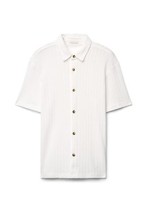 Chemise en maille blanche à manches courtes avec col et six boutons marron sur le devant, avec un motif vertical subtil.