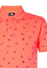 Korala polo z teksturowanej tkaniny; posiada kołnierzyk, dwa guziki oraz nadruk ze wzorem palm, zachodów słońca i klapek w kolorze fioletowym.