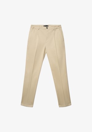 Pantaloni beige su misura con pieghe frontali, passanti per cintura, tasche laterali, chiusura con bottone e design a gamba dritta.