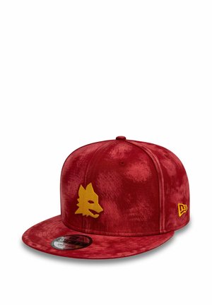 Rode pet met een gestructureerde stof en een gele wolfskoplogo op de voorkant. Beschikt over een platte rand en een snapback sluiting aan de achterkant.