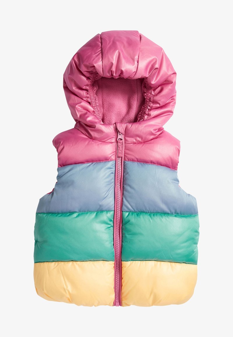 Gilet coloré et rembourré avec une capuche rose, comportant des panneaux horizontaux en rose, bleu, vert et jaune, avec une fermeture à glissière à l'avant.