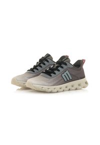 Scarpe sportive grigie e nere con una tomaia in mesh, suola bianca spessa, design con lacci e dettaglio del logo sul lato.