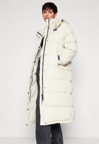 Tommy Jeans ALASKA LONG PUFFER - Piumino lungo - beige