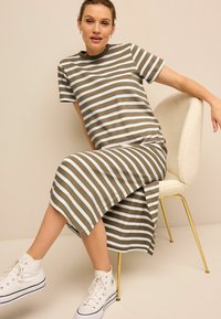 Next STRIPE  REGULAR FIT - Svetríkové šaty - neutral