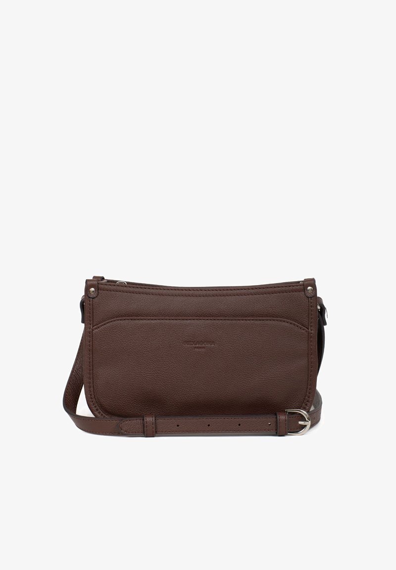 Borsa a tracolla in pelle marrone con forma rettangolare, tasca frontale con zip e tracolla regolabile. Texture liscia e design minimalista.